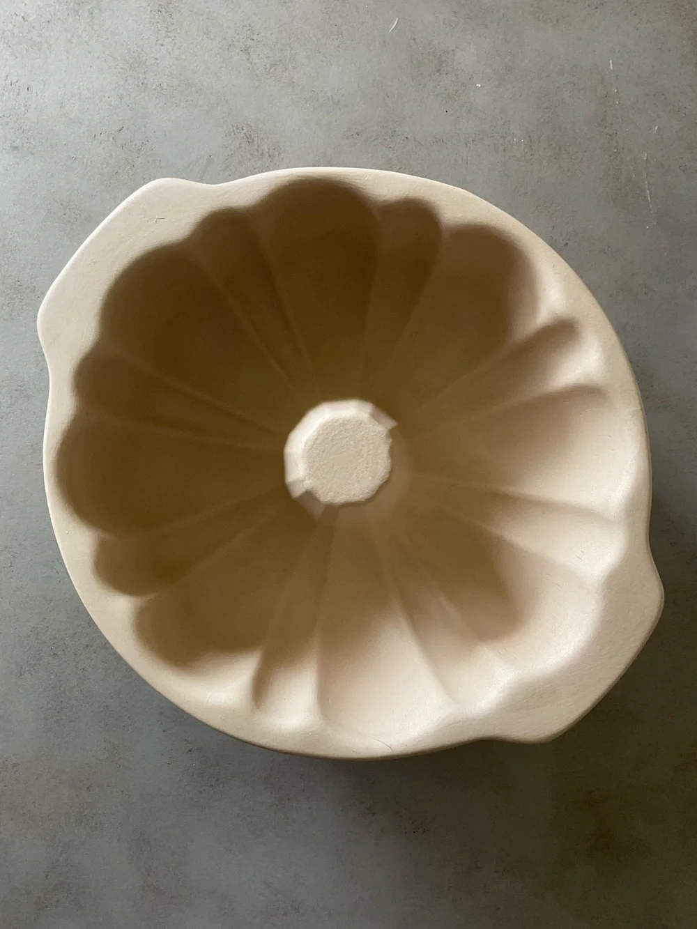 The Pampered Chef Family Heritage Fluted Stoneware Bundt Cake Pan, 10”
